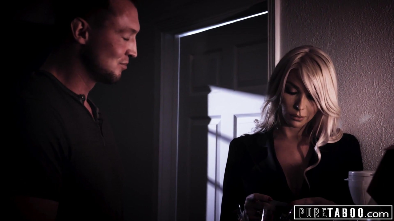 純粋なタブー、セクシートランスガールが悲しみの男をやる