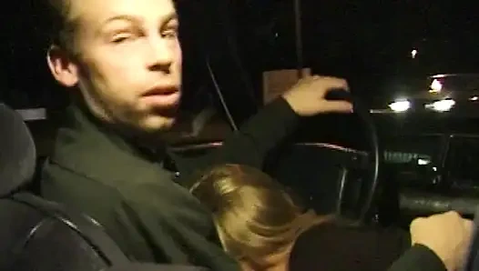 Versaute Taxifahrt: Heiße Blondine im Auto und auf dem Sofa