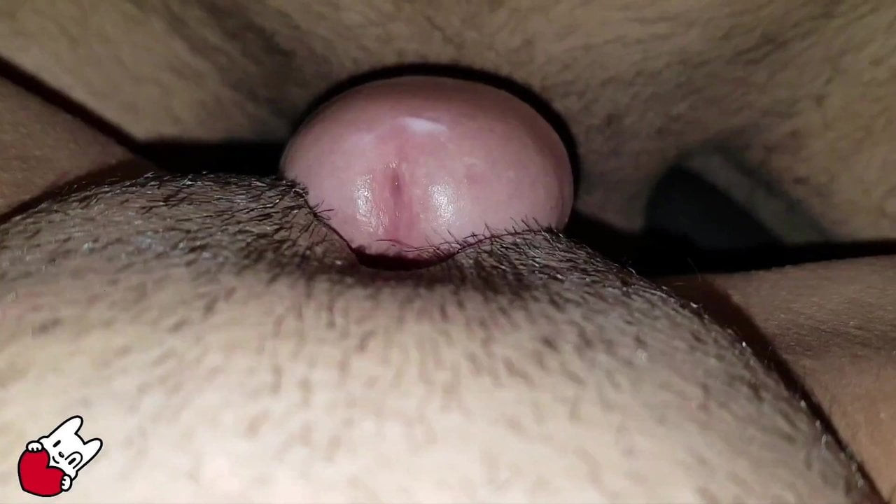 deslizando mi pinga por su rica vagina mojadita y caliente