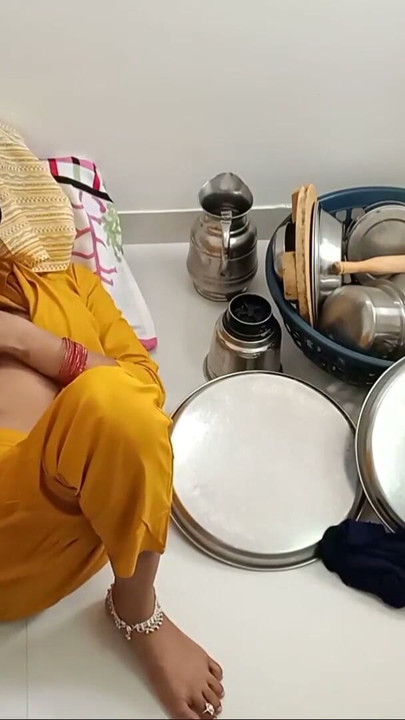 Bartan lelo bahut Shasta hai nahi to muze ake chodo | Clip 1