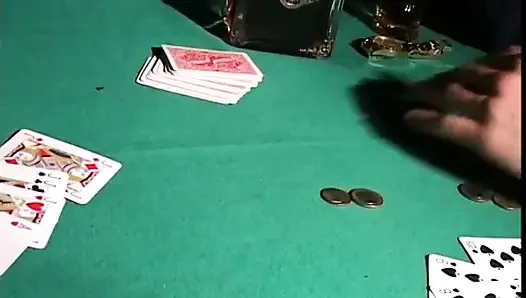 Typ gewinnt eine schlampe nach einer pokerrunde und fickt sie auf dem tisch