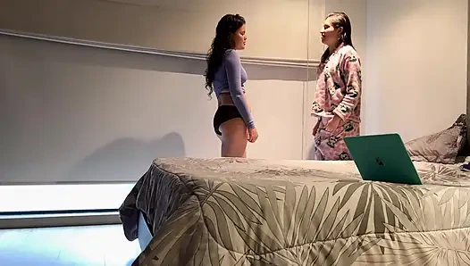 Seks tenets di kamar sahabatku dan mandi!!