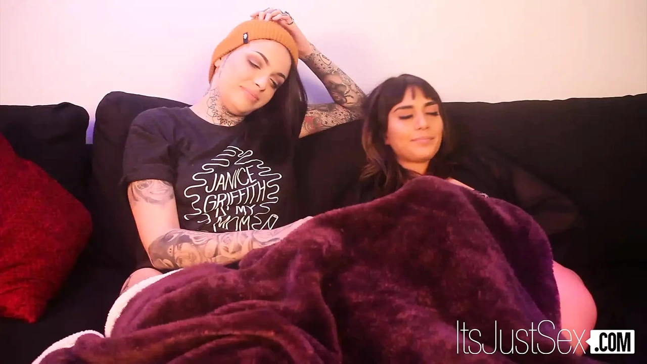 Janice Griffith用假阳具摧残Leigh Raven的菊花（女同肛交处女）