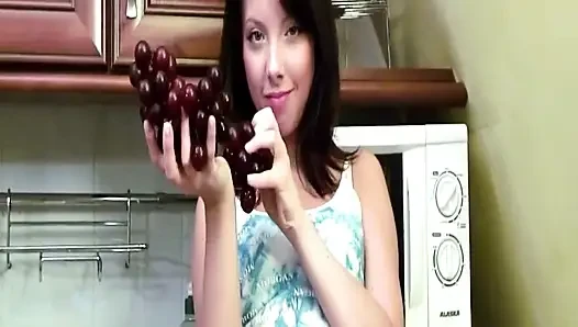 Брюнетка трахает пальцами ее текущую мокрую киску