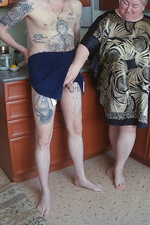 milf szarpie mojego penisa w kuchni przed lunchem