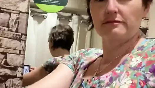 Sich Nackt Machen, Um Neue Kleider in Der Öffentlichkeit Anprobieren!