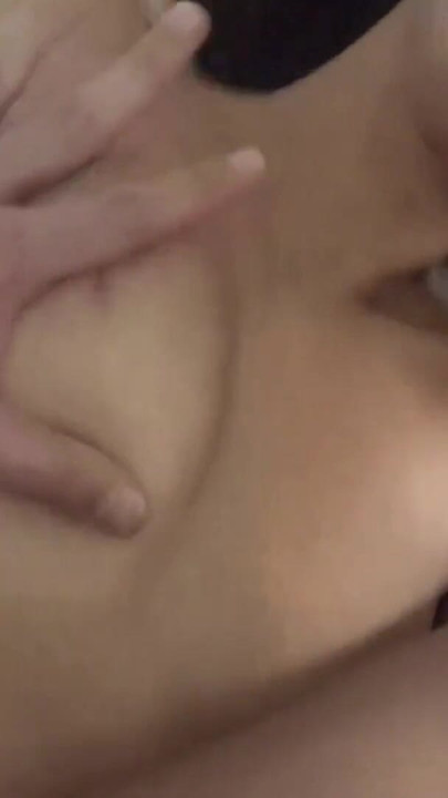 Pov : Brian Omally fingeruje usku pičku Lilo Mai dok je buši! | Klip 2