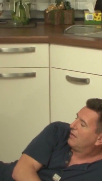 Hausmeister bumst die willige Hausfrau | Clip 1