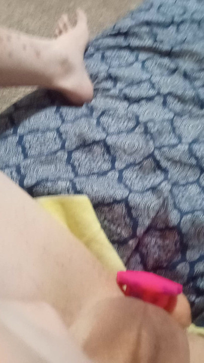 Trans girl stretches her ass pussy with a 7" and 8" giant dildo!