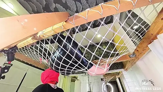 Поклонение богине гамаку, часть 2 - рабский язык нежно скользит на моей распакованной киске и заднице плюс золотой подарок