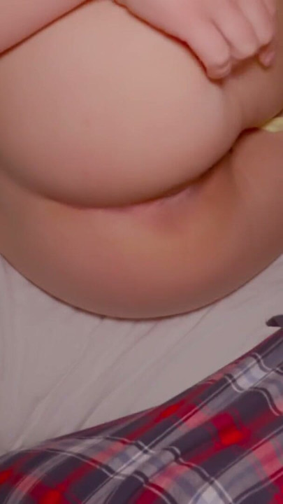 의붓아들에게 자위를 해달라고 부탁하는 새엄마. 자지를 빨고 바이브레이터와 보지를 정액으로 덮다 | 클립 2