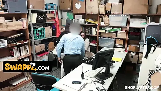 Hırsızlık yapan üvey kız Peyton Robbie ve annesi Sheena memurla bir anlaşma yapıyor
