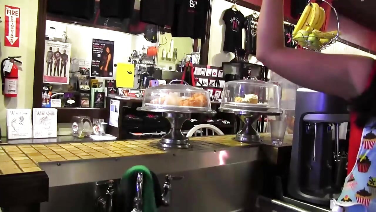 Lesbiana sucia golpea a su joven colega en un restaurante de comida rápida