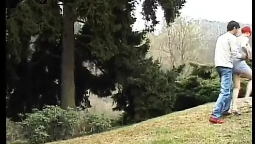 İri göğüslü kızıl saçlı sürtük açık havada büyük yarak emiyor ve sikişiyor