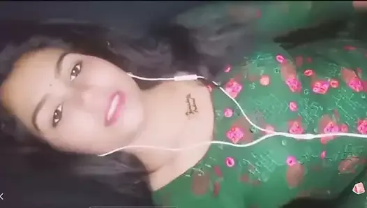 Une Bangladaise sexy montre ses seins dans une vidéo en direct