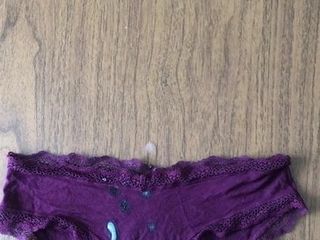 Du sperme dans une culotte violette