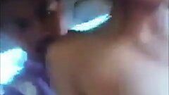 Une Japonaise baisée dans une voiture en Inde