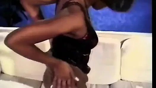 Çikolata tenli bebek sert adamın yarağı için bacaklarını geniş açıyor