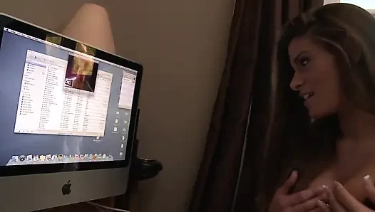 İki kız bu çenesini düşüren yarağı idare etmek için takım oluyor
