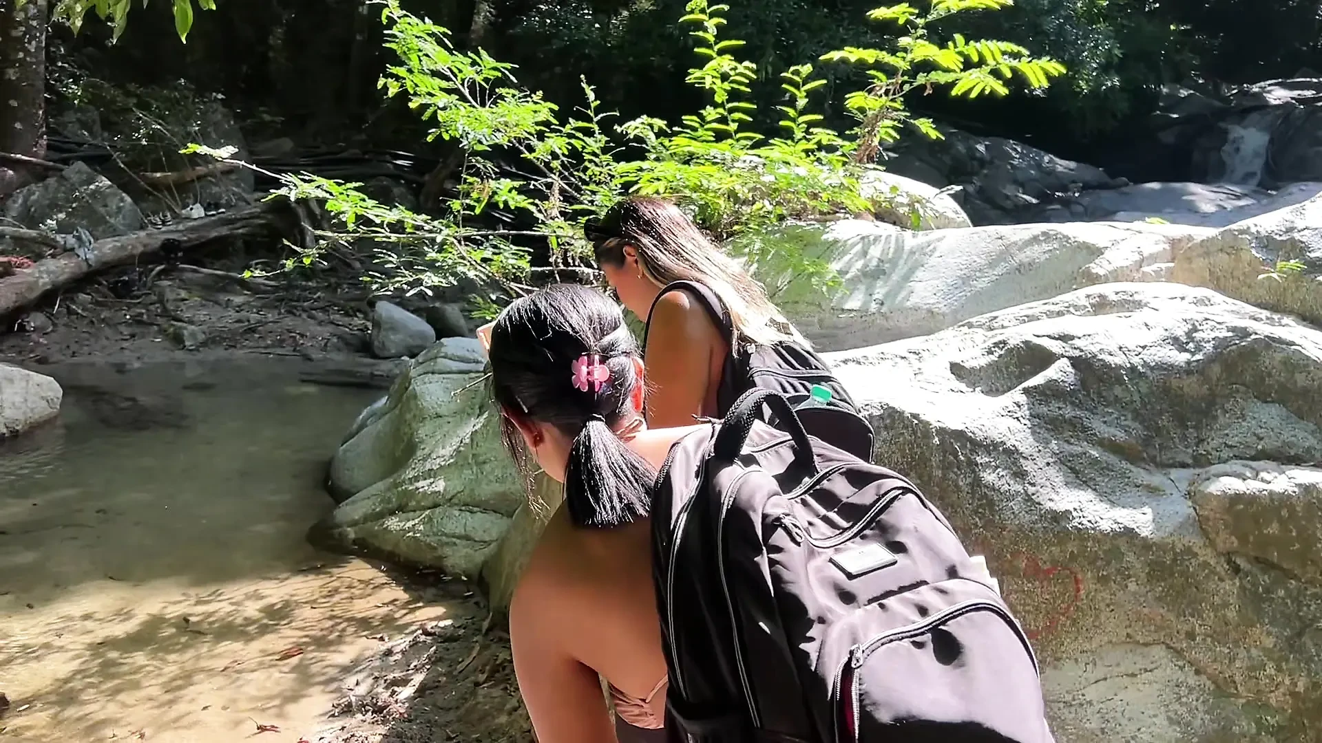 2 Latina swallow 2 cocks of strangers in the middle of the forest