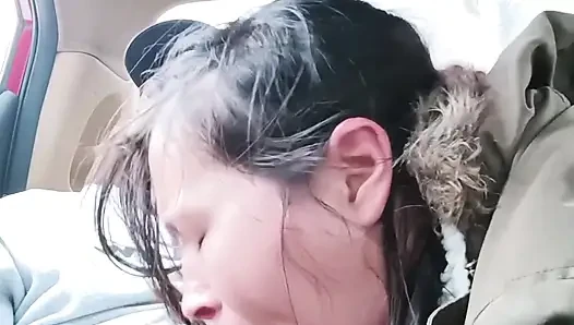 Asyalı sokak fahişesi arabada sakso - riskli yol kenarında gırtlağına kadar alıyor ve yutuyor ve orta yaşlı seksi kadın