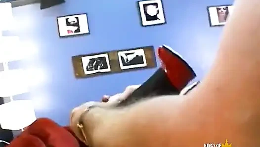 Грязная милфа-брюнетка сквиртует после грубого секса с возбужденным мужчиной