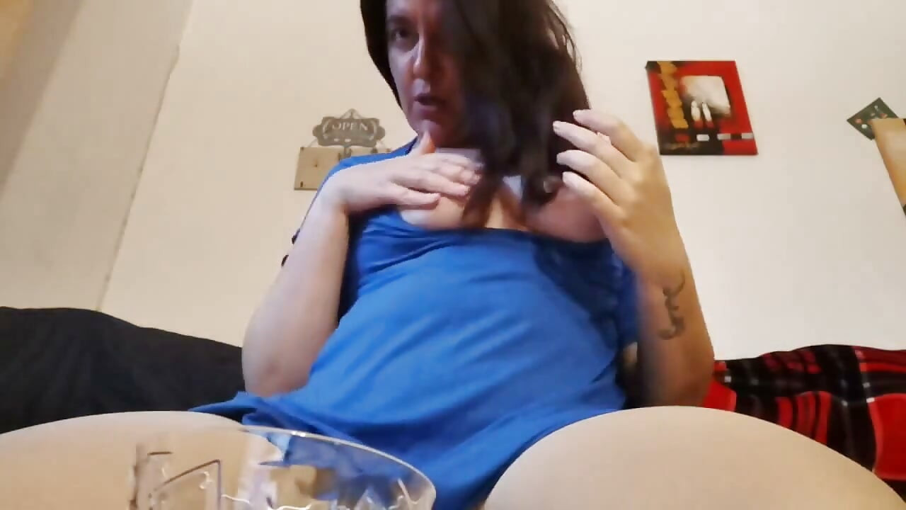 Süt dolu sert meme ucu