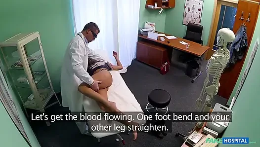 Cewek imut rambut pirang ini masih pusing setelah dokter crot di dalam memeknya