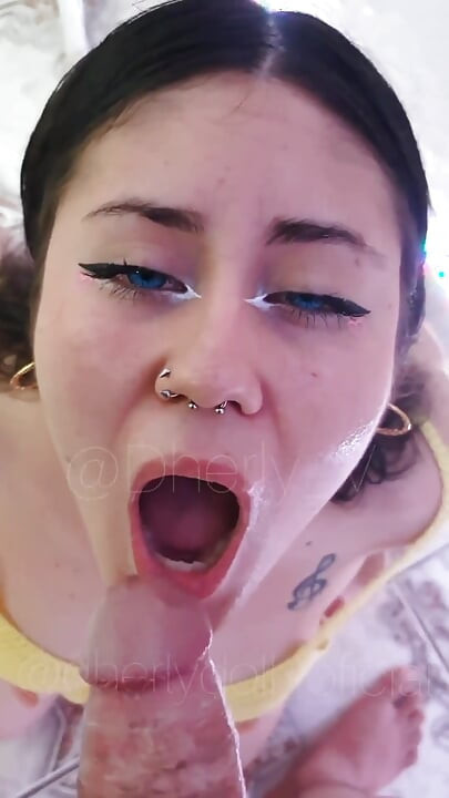 그의 자지가 나를 너무 발정나서 그에게서 모든 사정을 짜내고 삼키고 싶었다.