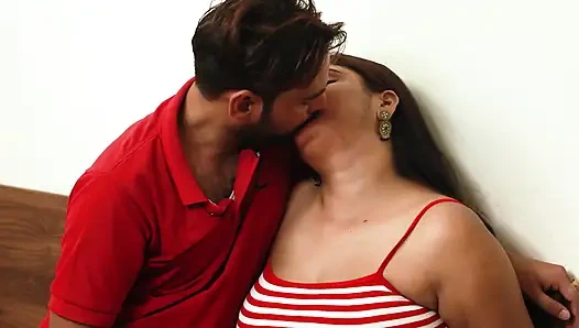 Delievery Boy Ne Indian Bhabhi Ko Choda atau Kiye Paise Vasool Hindi Audio