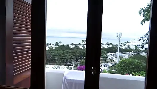 Plajda, o rahatlarken üvey annemi izlemekten zevk alıyorum. Onu okşarken mastürbasyon yapıyorum.