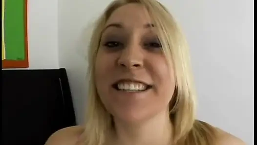 Randy, schwanzlutschende blondine bekommt einen schwanz in ihre muschi und kommt auf ihren arsch