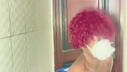 Wanita hamil lagi mandi