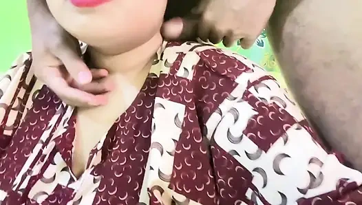 Güzel bir yengeyi odasında azgınken sikiyor ve kocası ofise gidiyor