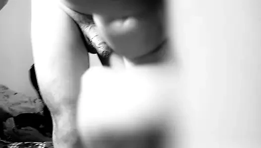 Hintli orta yaşlı seksi kadın komşu gırtlağını ve götünü kullanıyor