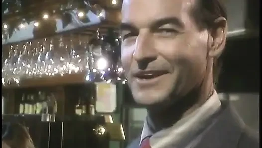 Geiler typ hatte glück, sex mit zwei schlanken asiatischen mädchen in einem café zu haben