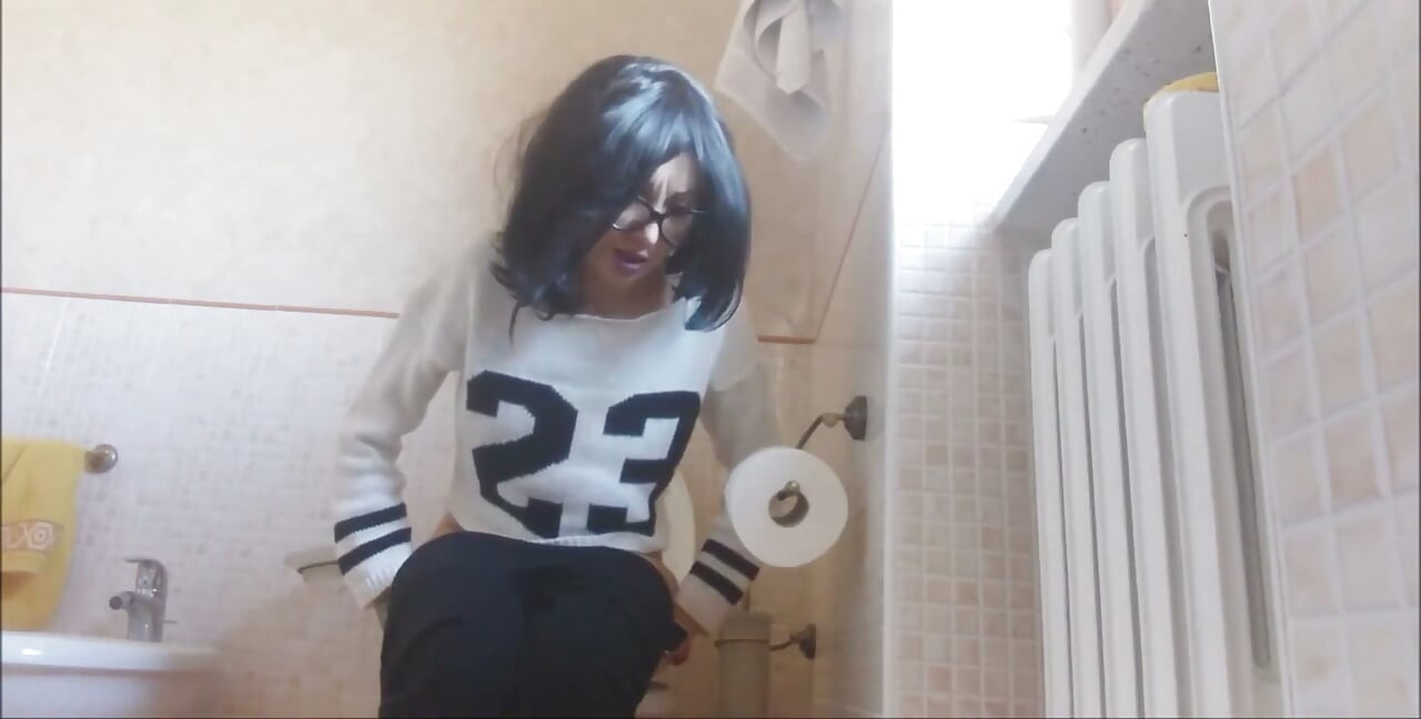 The Cherleader Loves to Provoke Your Erection with Her Pee