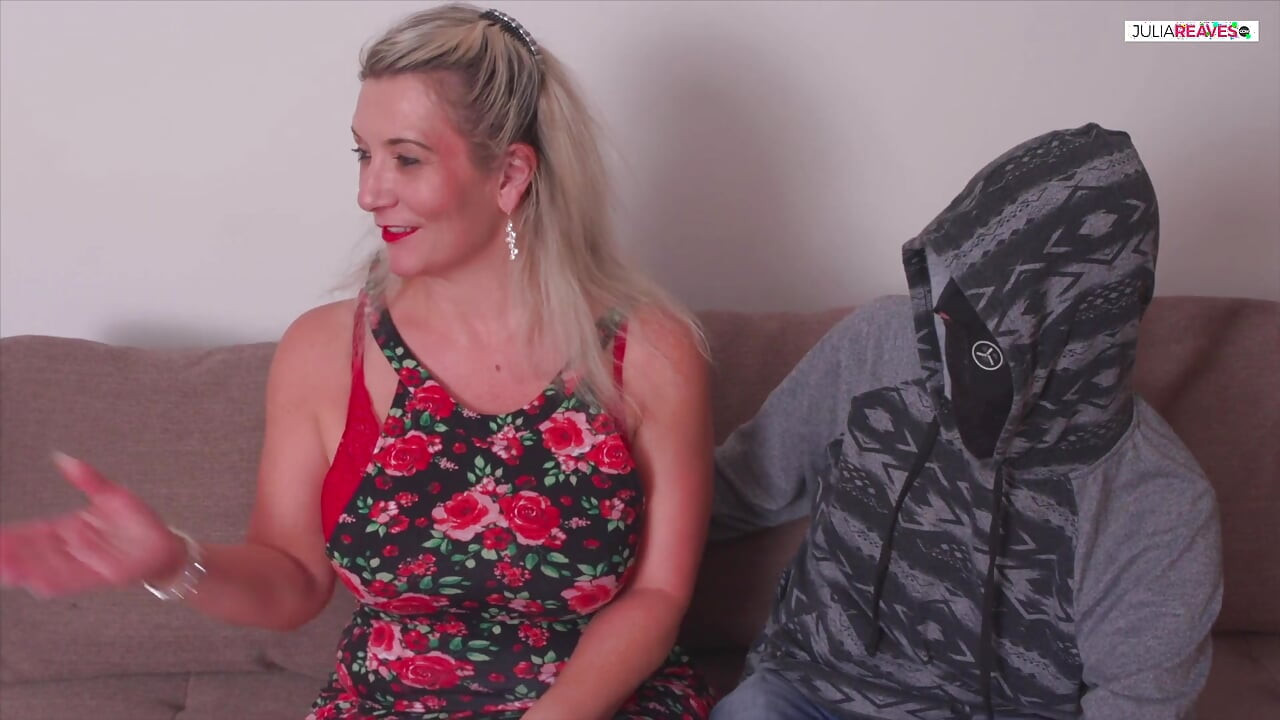 Tante nakal ngentot di depan mata temannya. Hope, dia tidak akan mendapatkan