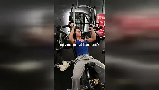 18-летняя девушка из спортзала сквиртует на Insta Live