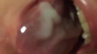 Мясистая порция спермы на ее язык