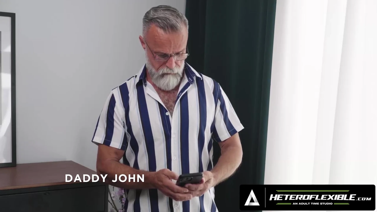 Heteroflexible - Twink Benjamin Blue üvey babası John'un kızları nasıl memnun etmeyi öğrenmesi için onu sikmesine izin veriyor