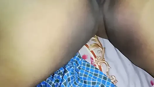 Hintli ulusal teyze arkadaşının karısının amını yalıyor