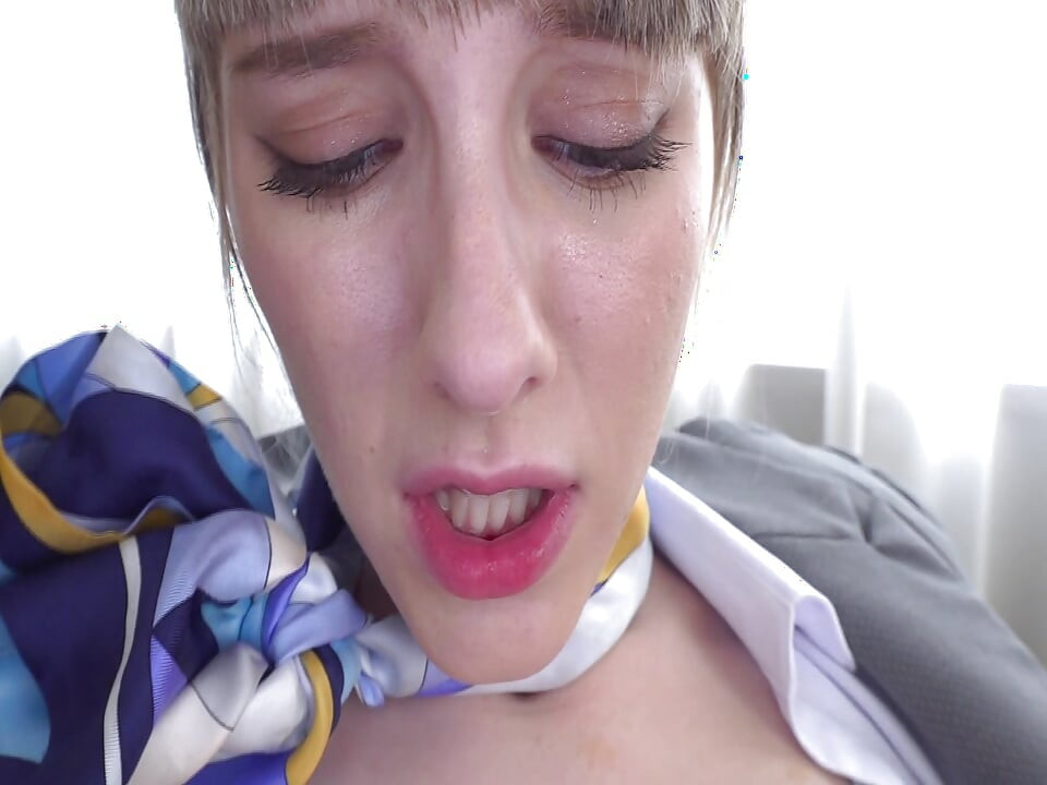 藍眼美女打破鎮定。純真的眼神變成狂野的慾望！