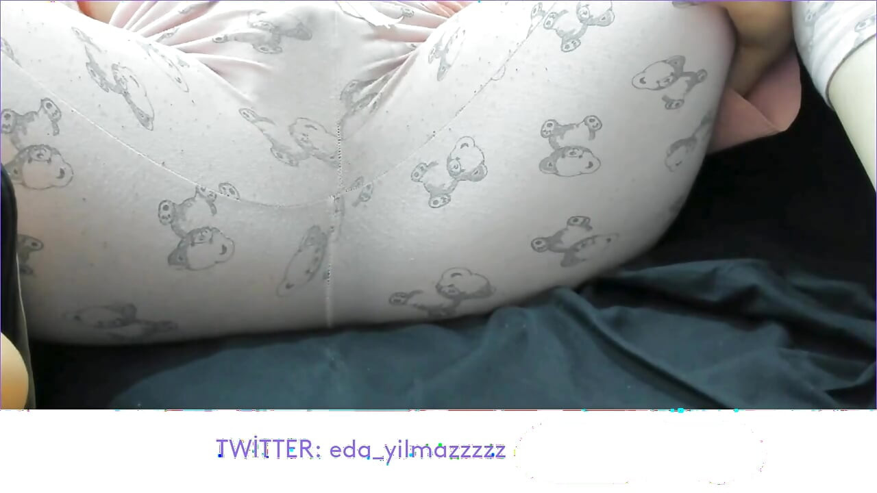MASTURBATION IM PYJAMA – PUSSY STREICHELT IM PYJAMA