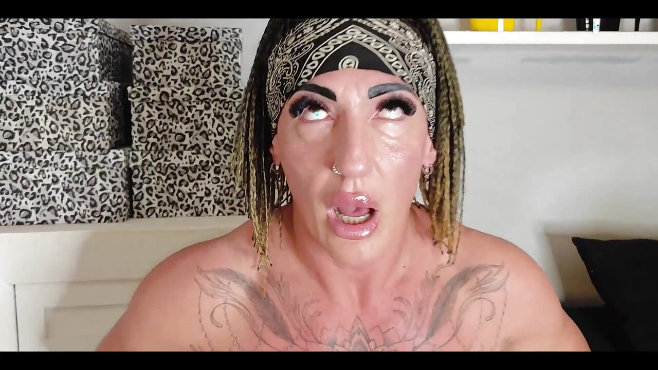 डॉक्टर मुझसे प्यार करता है और मुझे खुद को चोदने के लिए कहता है