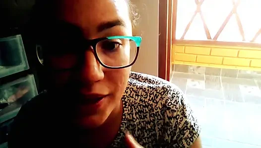 Aku masturbasi diam-diam dengan pintu terbuka