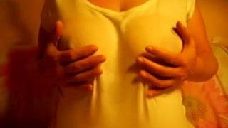 濡れたシャツを着た固い乳首の巨大なナチュラル