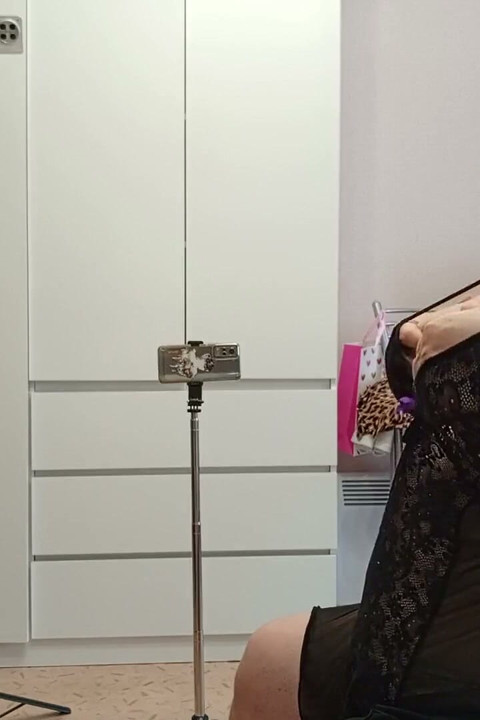 Stiefmutter lutscht schwanz und dann gießen ich sperma auf ihre riesigen titten