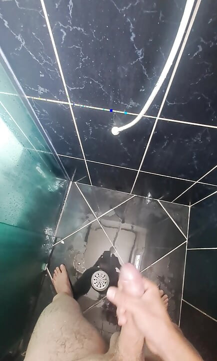 Handjob im badezimmer sehr reich und lecker