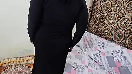 Abd'li adam Müslüman bir kadını kıllı koltuk altı göstermeye ikna ediyor